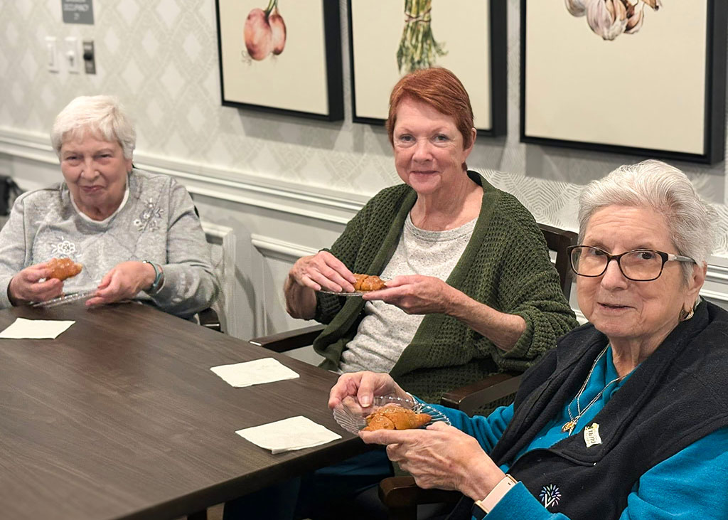 Senior residents at Vitalia North Olmsted enjoy a snack and great company.